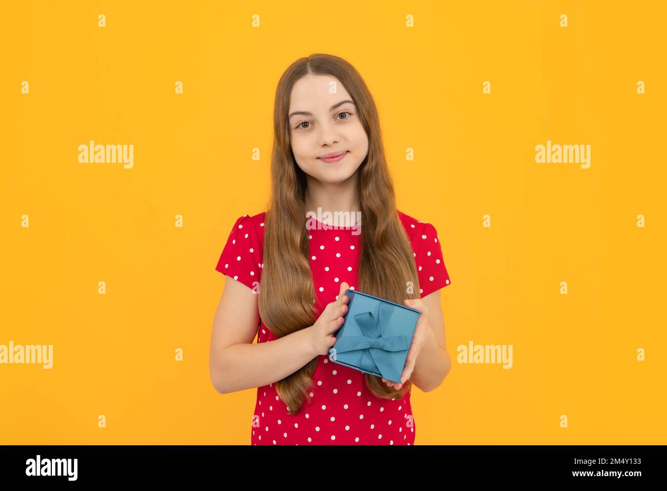 Porträt eines Teenagers Kind Mädchen 12, 13, 14 Jahre alt mit Weihnachts-Geschenkbox. Teen geben Geburtstagsgeschenk. Stockfoto