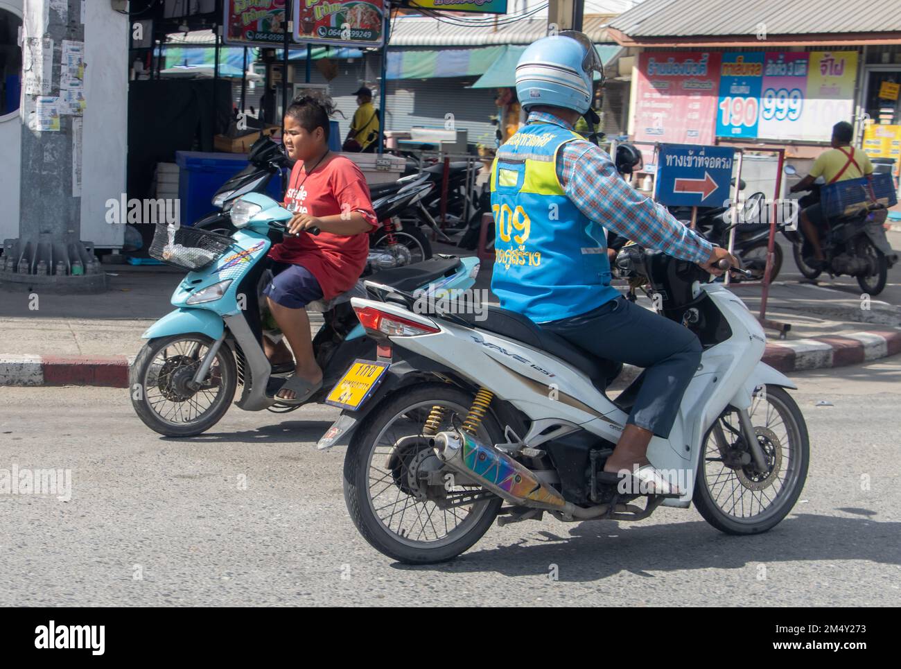 SAMUT PRAKAN, THAILAND, DEZEMBER 06 2022, Motorradverkehr im Stadtzentrum Stockfoto