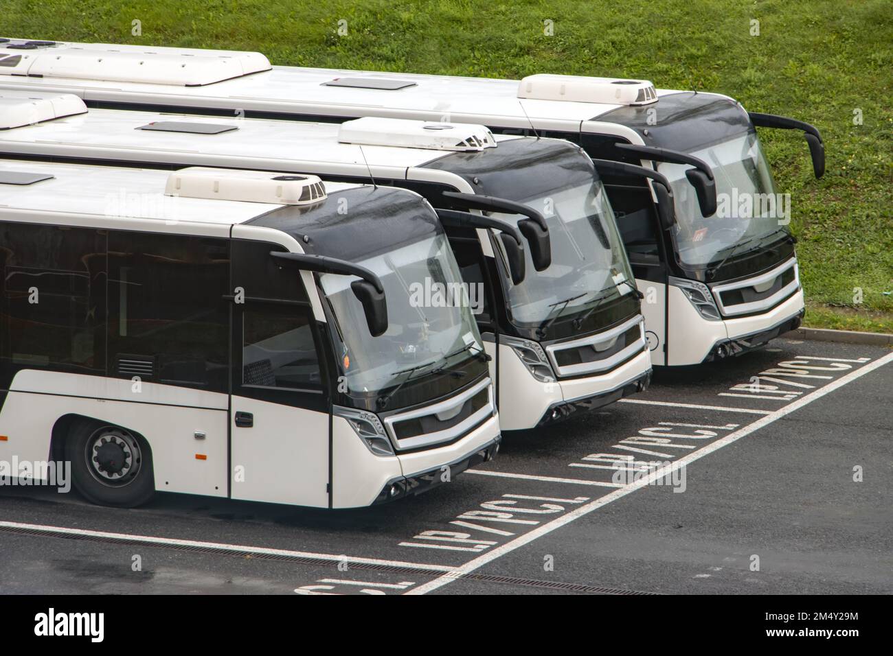 Busparkplätze am Flughafen Stockfoto