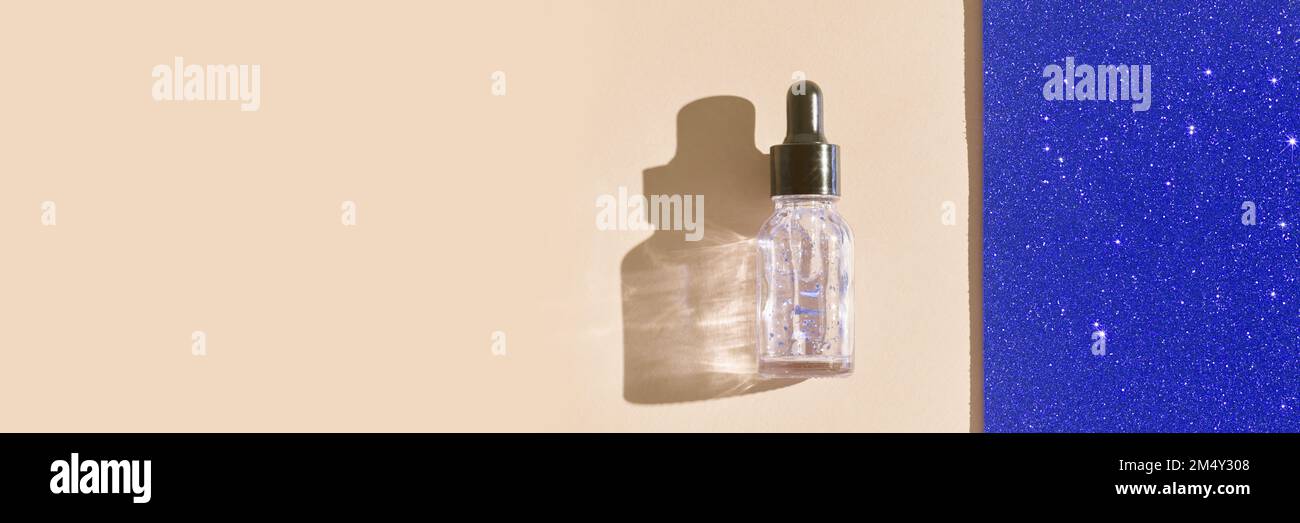 Transparente Flasche mit feuchtigkeitsspendendem Serum mit Pipette. Hautpflegeroutine. Funkelnde Blasen. Flächenprodukt. Flüssige Ölauge. Beauty-Vitamin-Kollagen. Organische Peeling-Behandlung. Körpergesundheit. Gold Stockfoto