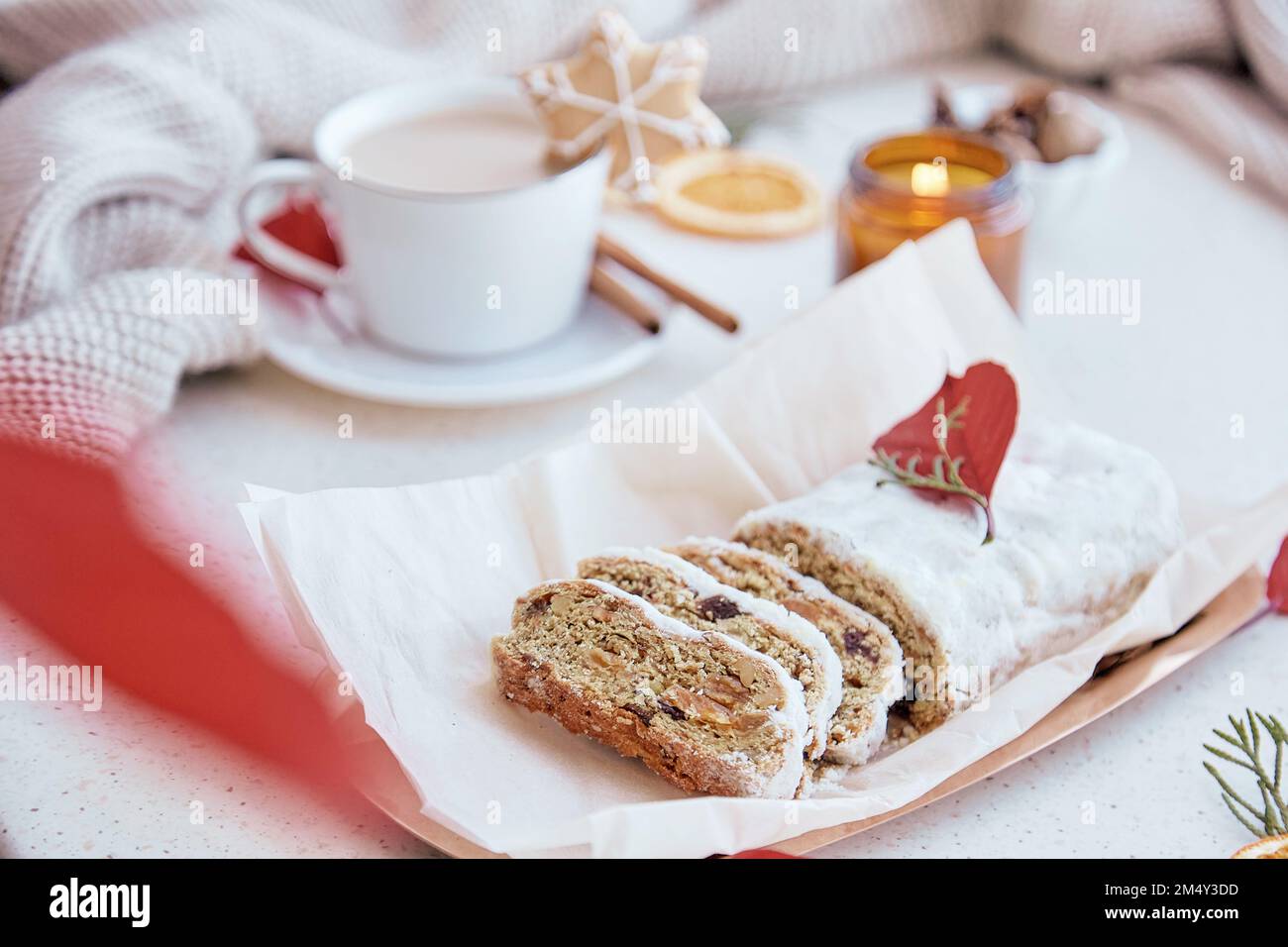 Ästhetisches traditionelles Weihnachtsfrühstück. Deutscher Stollenkuchen, Kaffee, Kekse. Frohe Feiertage Stockfoto
