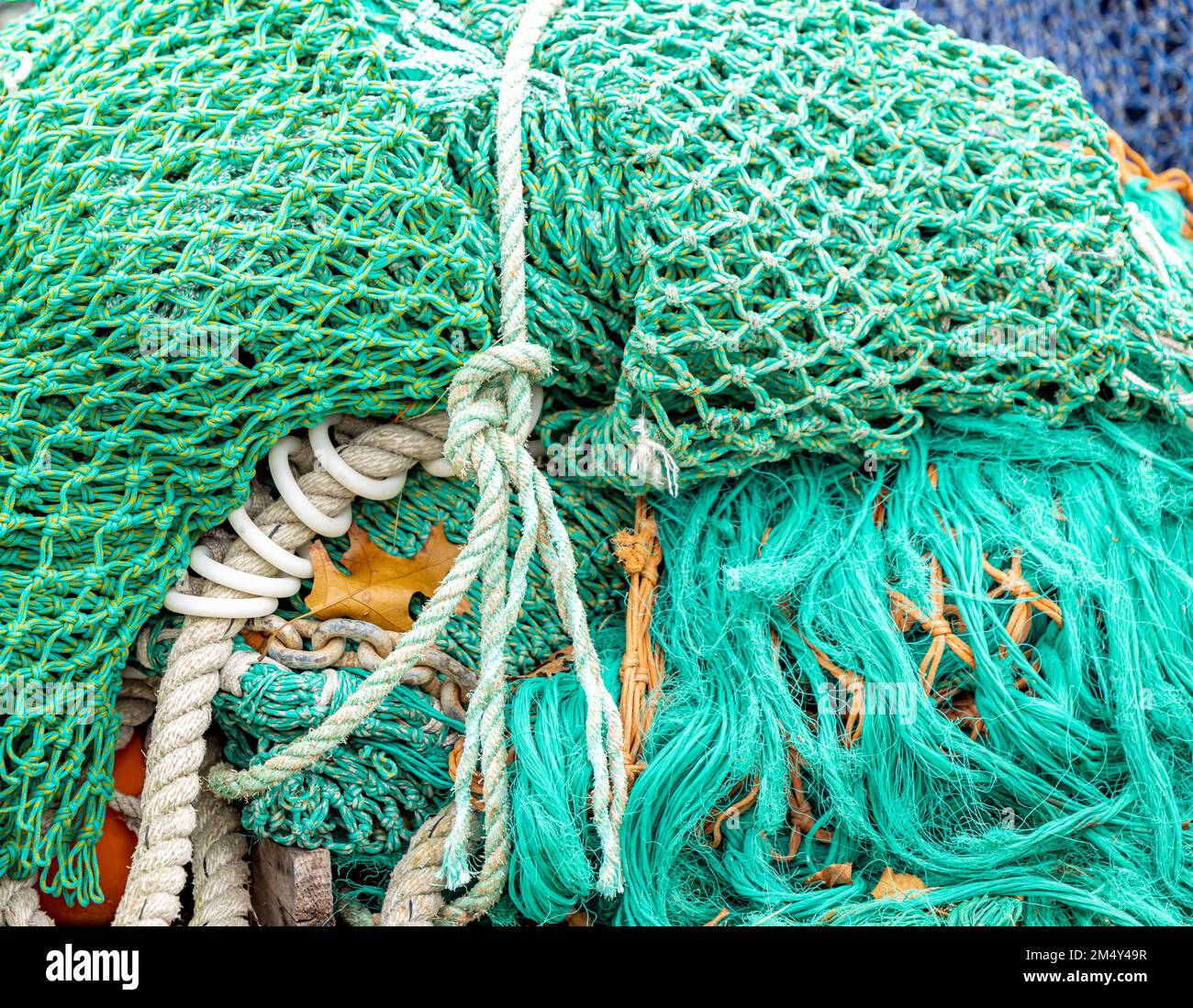 Detailbild eines Stapels kommerzieller Fischernetze in Montauk, NY Stockfoto