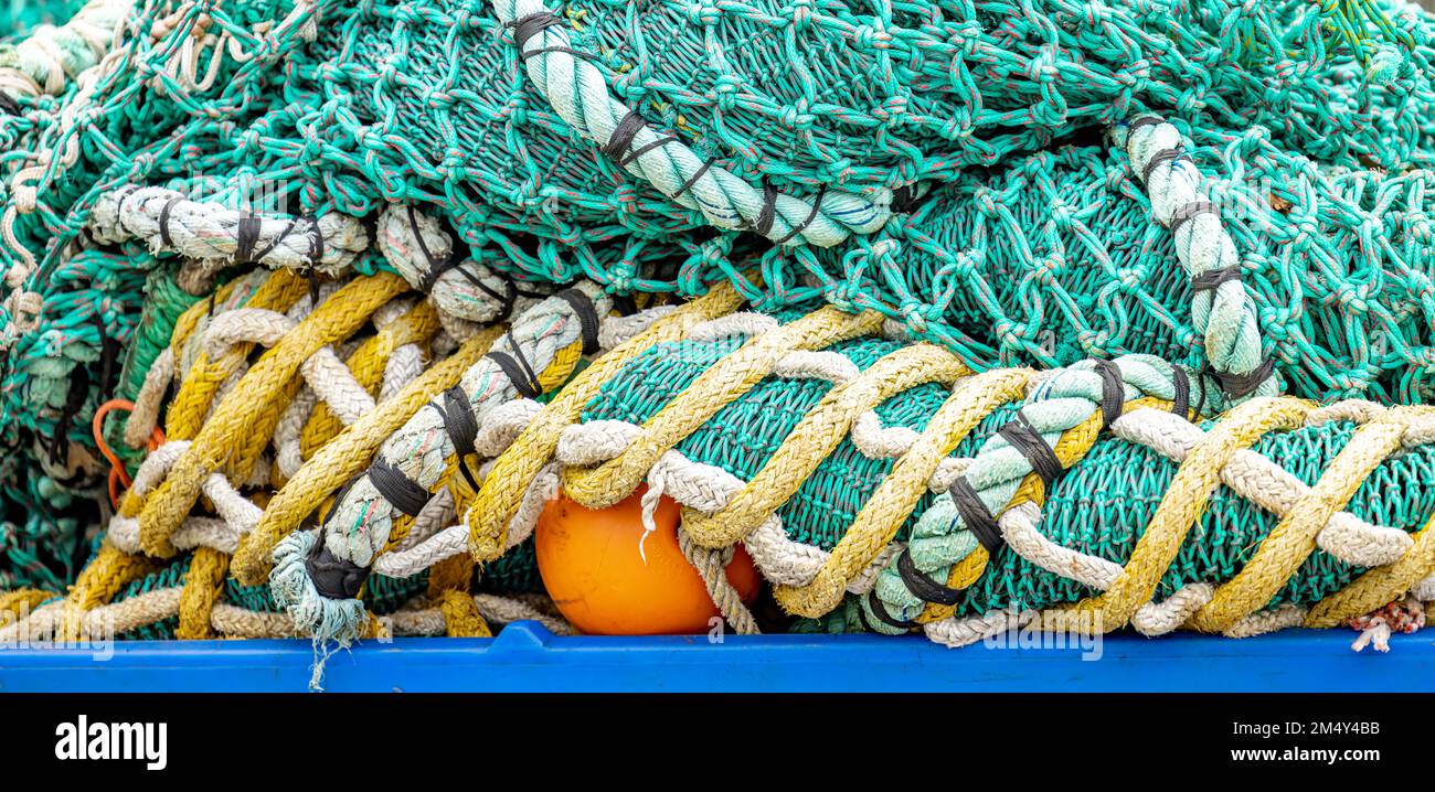 Detailbild eines Stapels kommerzieller Fischernetze in Montauk, NY Stockfoto