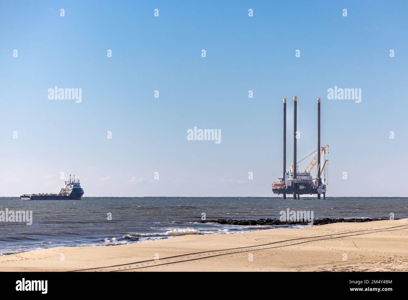 Ein großes Liftboot und Schiff, das an der Küste von East Hampton, NY, arbeitet Stockfoto