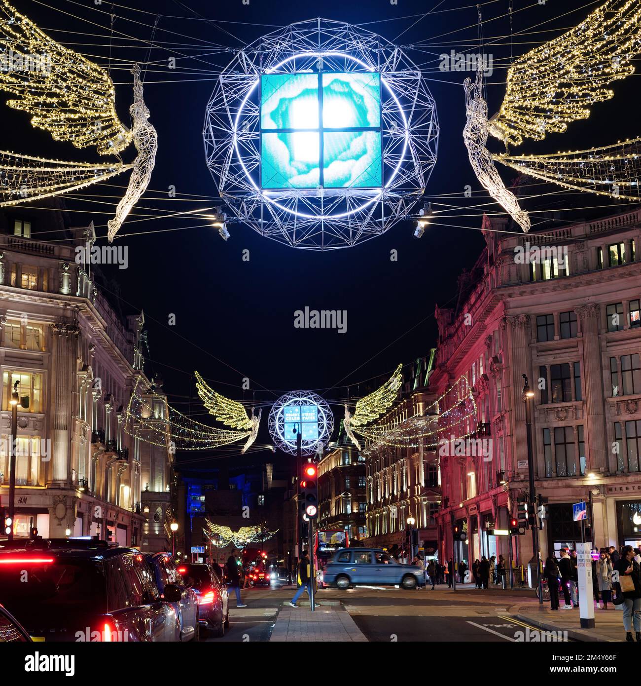 Spirits of Christmas alias Angels, die über der Regent Street als Teil der Weihnachtsbeleuchtung aufgehängt wurden. Nach London Stockfoto