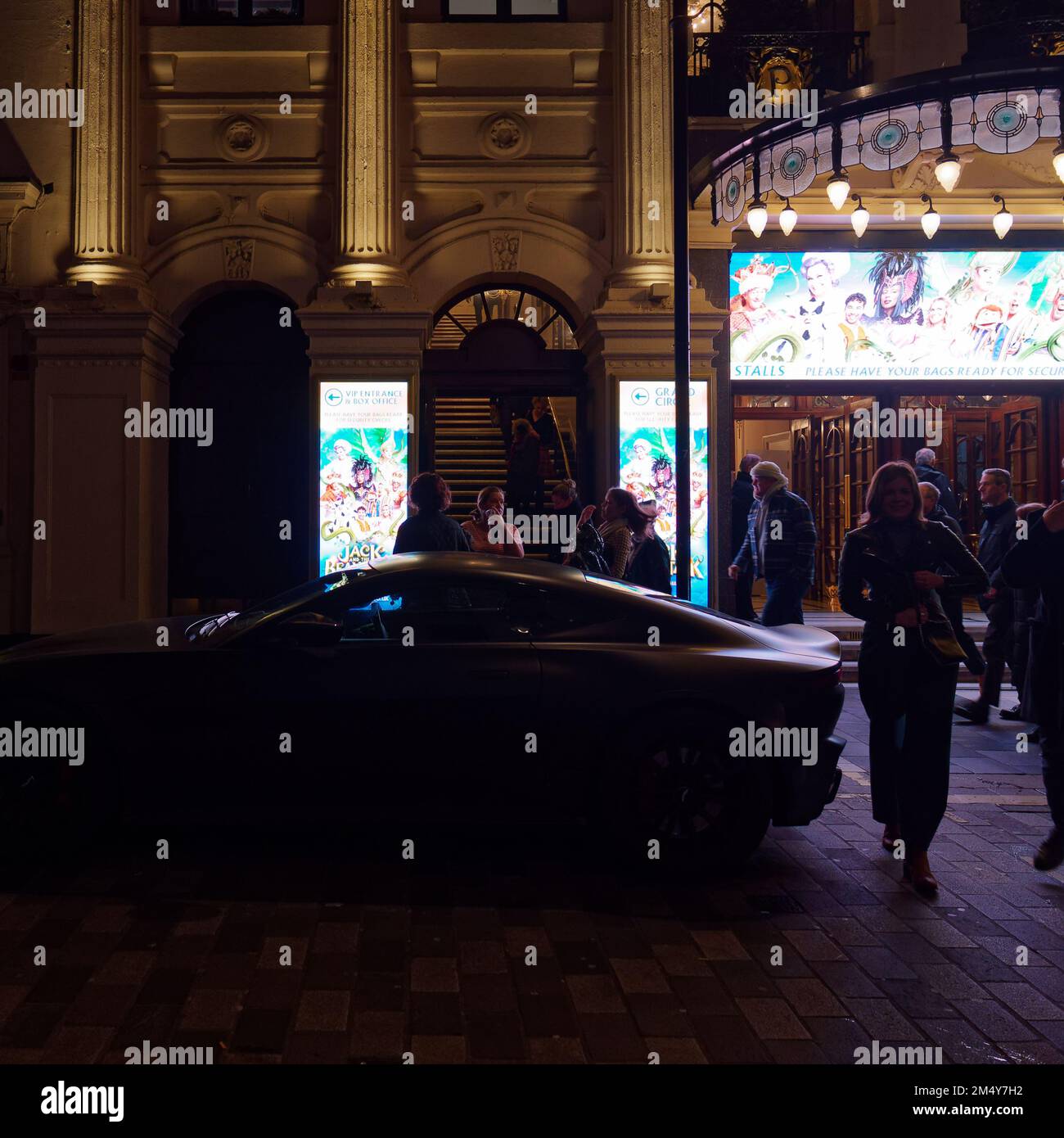 Das Auto steht nachts vor dem London Palladium, da die Gäste das Theater genießen. England Stockfoto