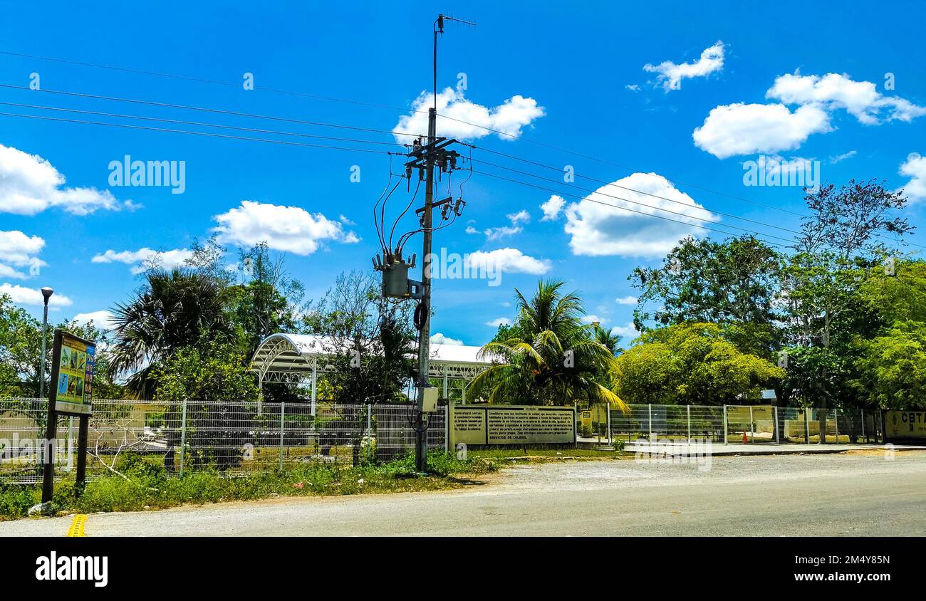 Ein kleines Dorf mit Straßen beherbergt Kirchen und öffentliche Plätze in Kantunilkin Lazaro Cardenas in Quintana Roo Mexiko. Stockfoto