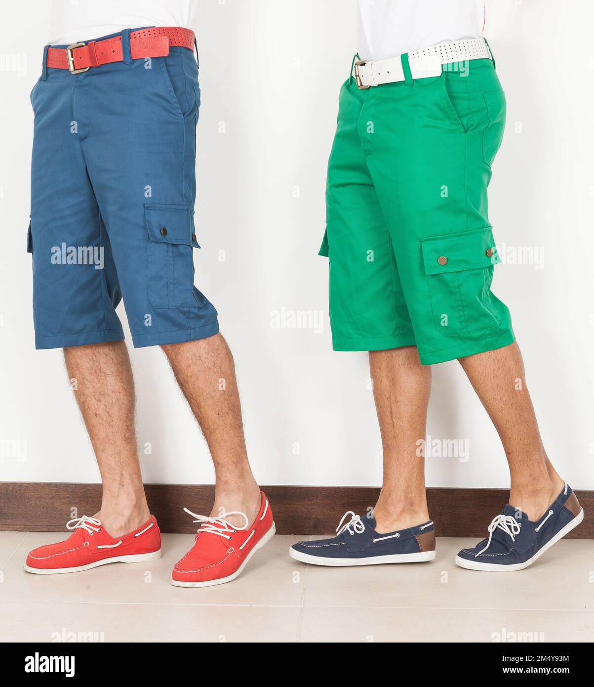 Zwei Herren In Shorts In Grün Und Blau Auf Weißem Hintergrund. Stockfoto