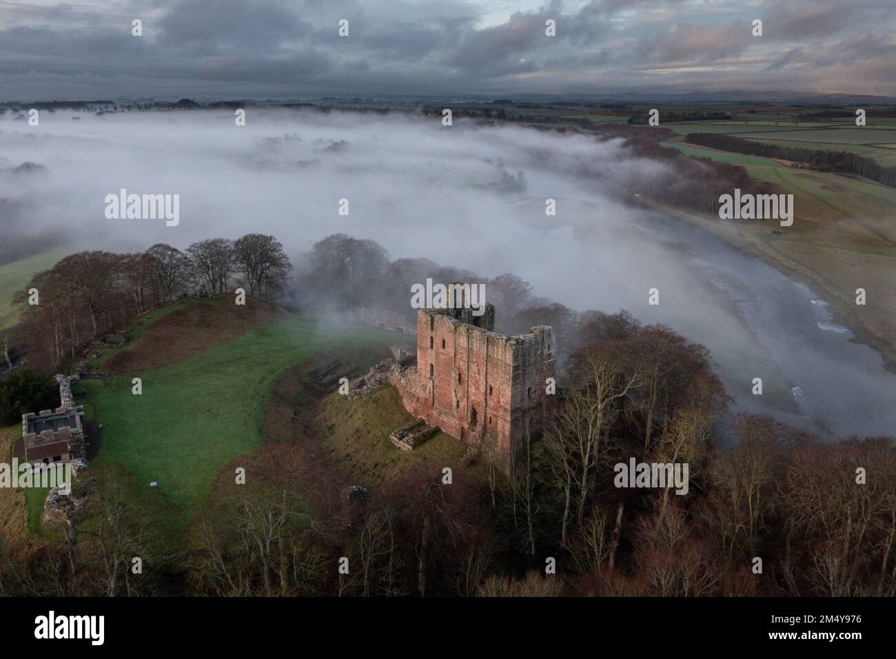 Norham Castle zu den wichtigsten von den Grenzfestungen erbaute 1121 durch die Bischöfe von Durham eine lange und bewegte Geschichte sah viele bekannte Stockfoto