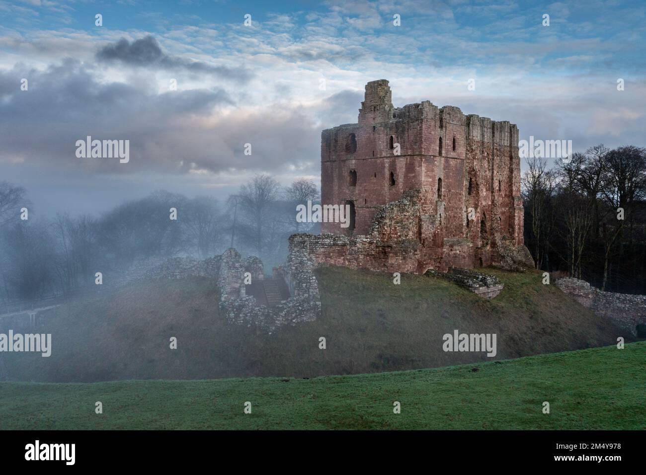 Norham Castle zu den wichtigsten von den Grenzfestungen erbaute 1121 durch die Bischöfe von Durham eine lange und bewegte Geschichte sah viele bekannte Stockfoto