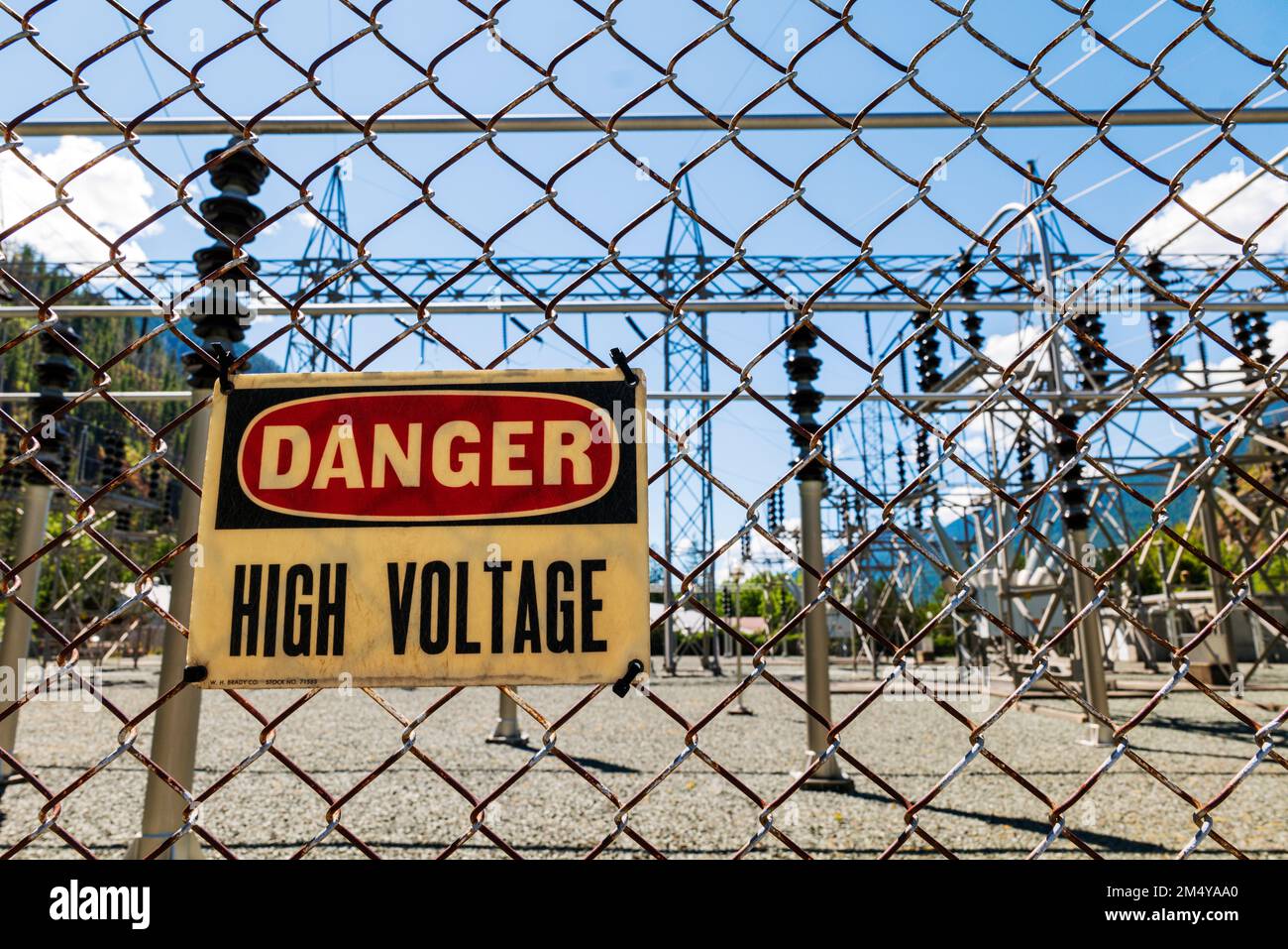 Gefahr Hochspannung Schild; elektrisches Übertragungsfeld; Gorge Dam; Skagit River; North Cascades National Park; Washington State: USA Stockfoto