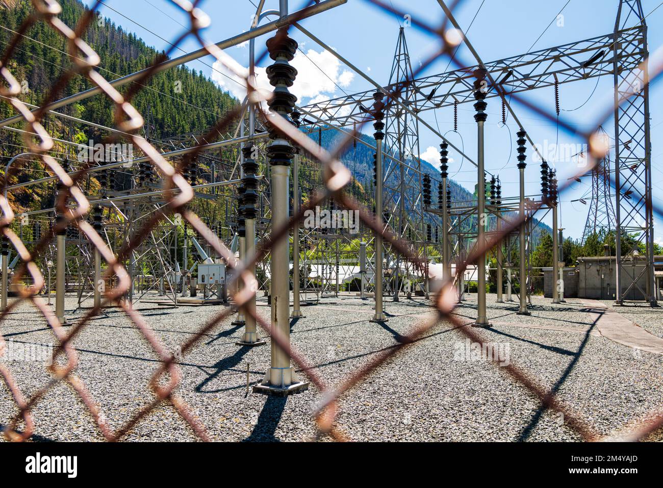 Elektrisches Übertragungsfeld; Gorge Dam; Skagit River; North Cascades National Park; Washington State: USA Stockfoto