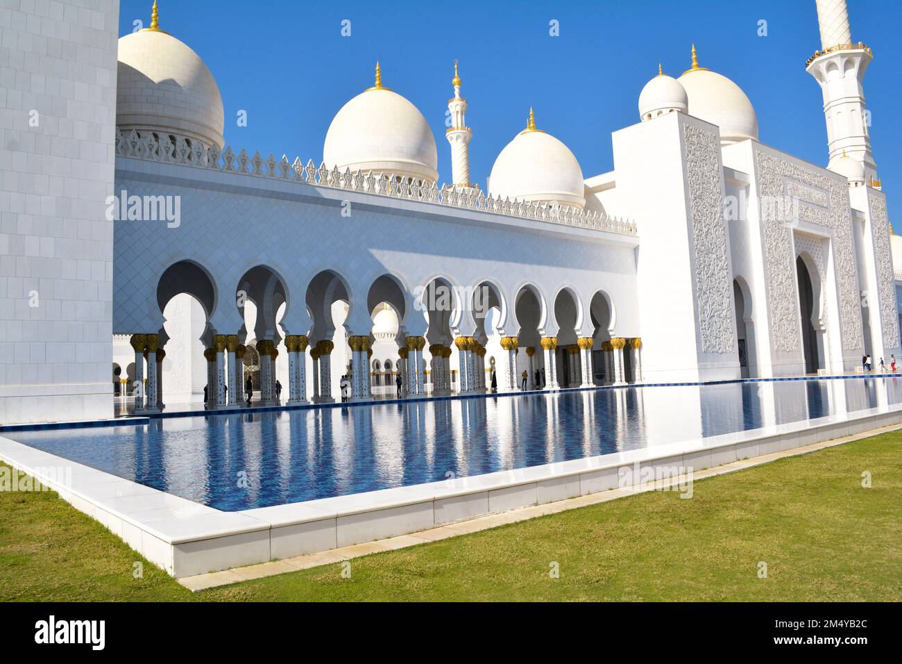 Abu Dhabi, Vereinigte Arabische Emirate (VAE), Dezember 2022: Außenansicht der wunderschönen Scheich-Zayid-Moschee Stockfoto