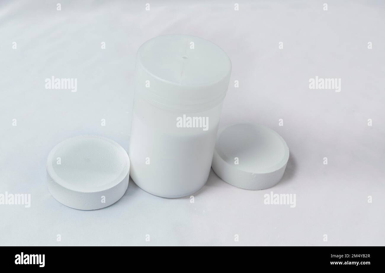 Chlortabletten zur Schwimmbaddesinfektion auf weißem Hintergrund, Schwimmbadreinigung und Wartung Chlortabletten. Chlortabletten für Stockfoto