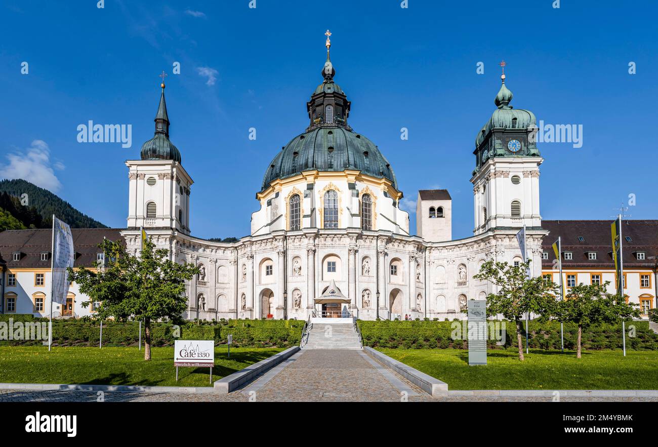 Benediktinerkloster Ettal und Barockkirche mit Kuppelfresko und Innenhof, Gemeinde Ettal, Oberbayern, Bayern, Deutschland Stockfoto