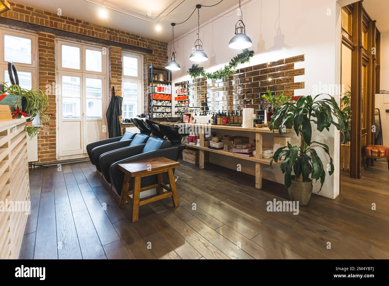 Friseurarbeitsplatz. Haarwaschstationen. Moderner Schönheitssalon. Friseursalon im industriellen Stil. Hochwertiges Foto Stockfoto