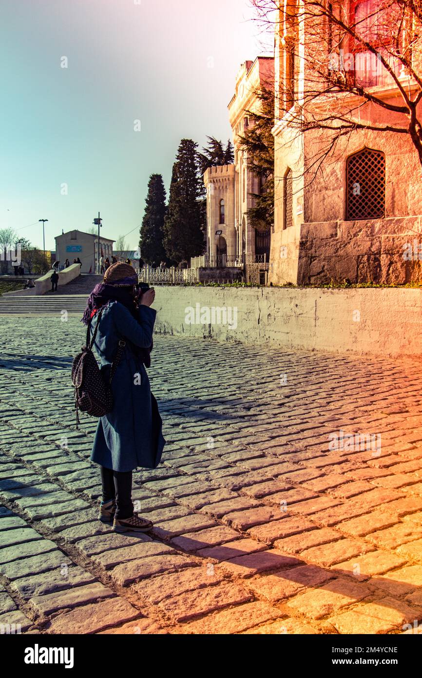Touristische Mädchen Fotograf mit DSLR-Kamera im Freien in der Stadt. Stockfoto