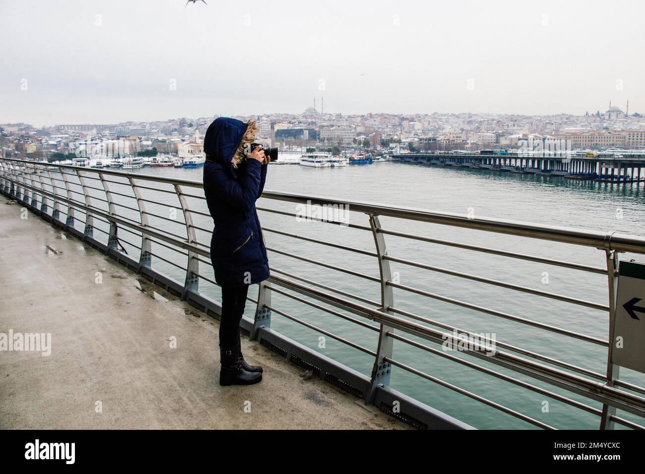 Fotografin mit dslr-Kamera auf der Brücke am Goldenen Horn Stockfoto