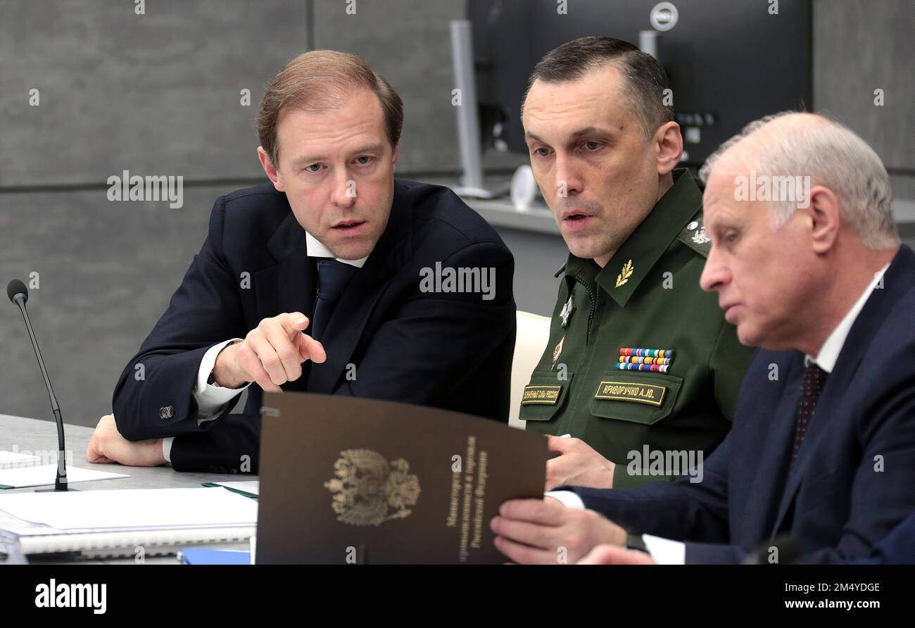 Russischer Präsident Wladimir Putin auf dem Treffen der russischen CEO der Verteidigungsindustrie in Moskau.von links: Stellvertretender Ministerpräsident – Minister für Industrie und Handel Denis Manturov, stellvertretender Verteidigungsminister Alexei Krivoruchko und erster stellvertretender Vorsitzender des Rates der Militärindustriekommission Vasily Tonkoschkurow vor dem Treffen mit den Geschäftsführern von Unternehmen der Verteidigungsindustrie. Stockfoto