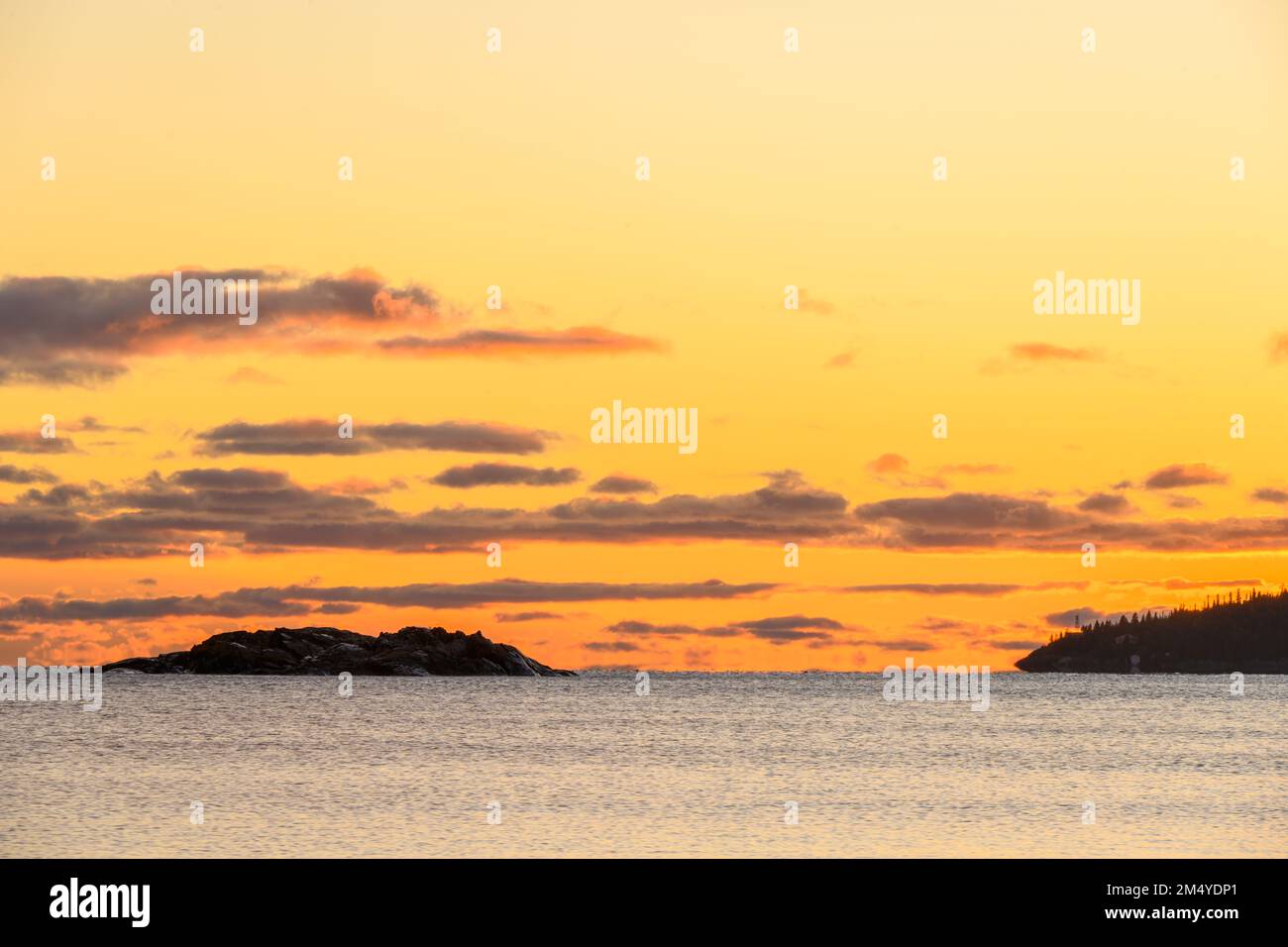 Sonnenuntergang über dem Lake Superior in Sandy Bach, Sandy Beach, Wawa, Ontario, Kanada Stockfoto