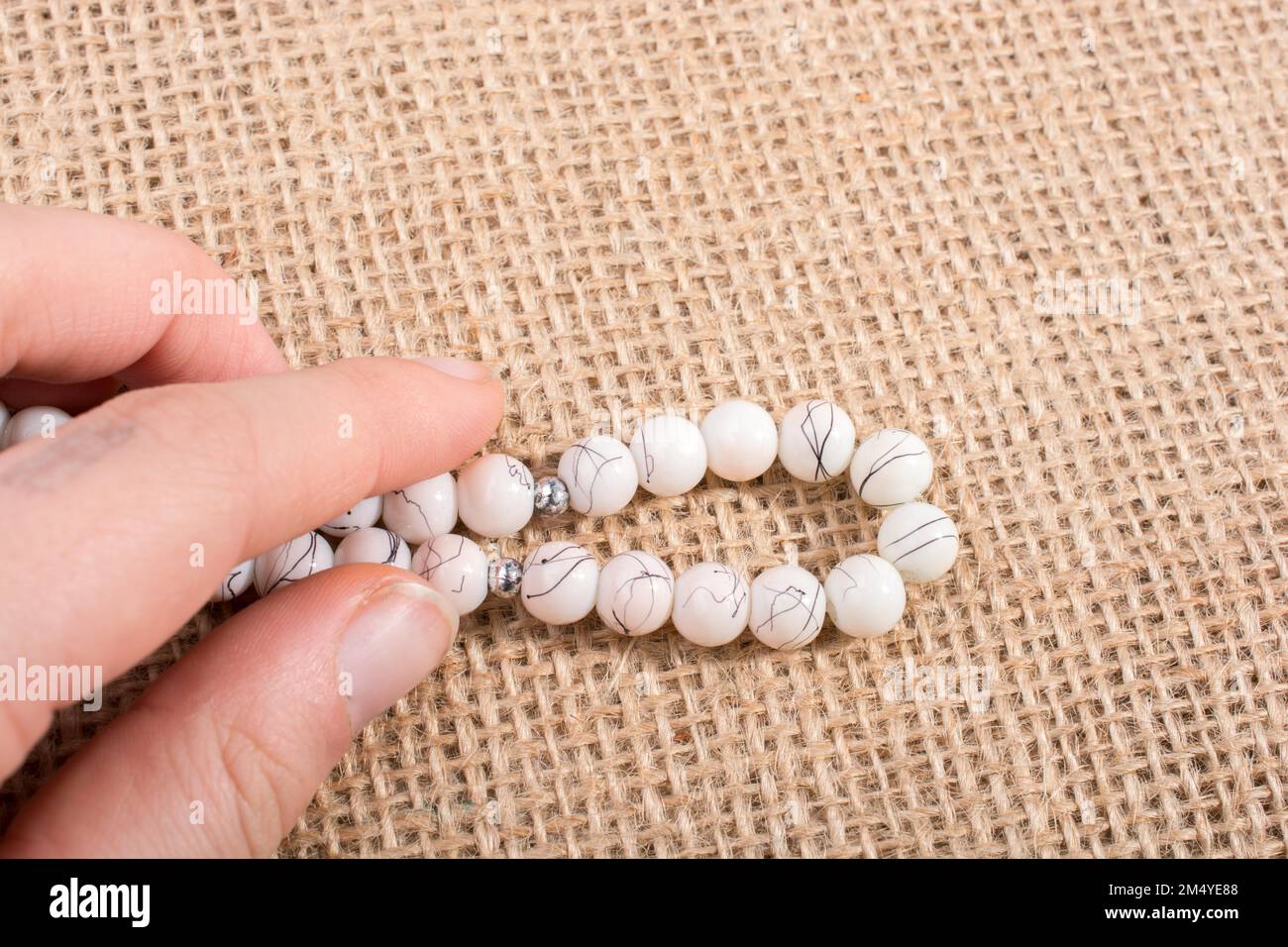 Satz Einige beten Perlen in verschiedenen Farben in der Hand Stockfoto