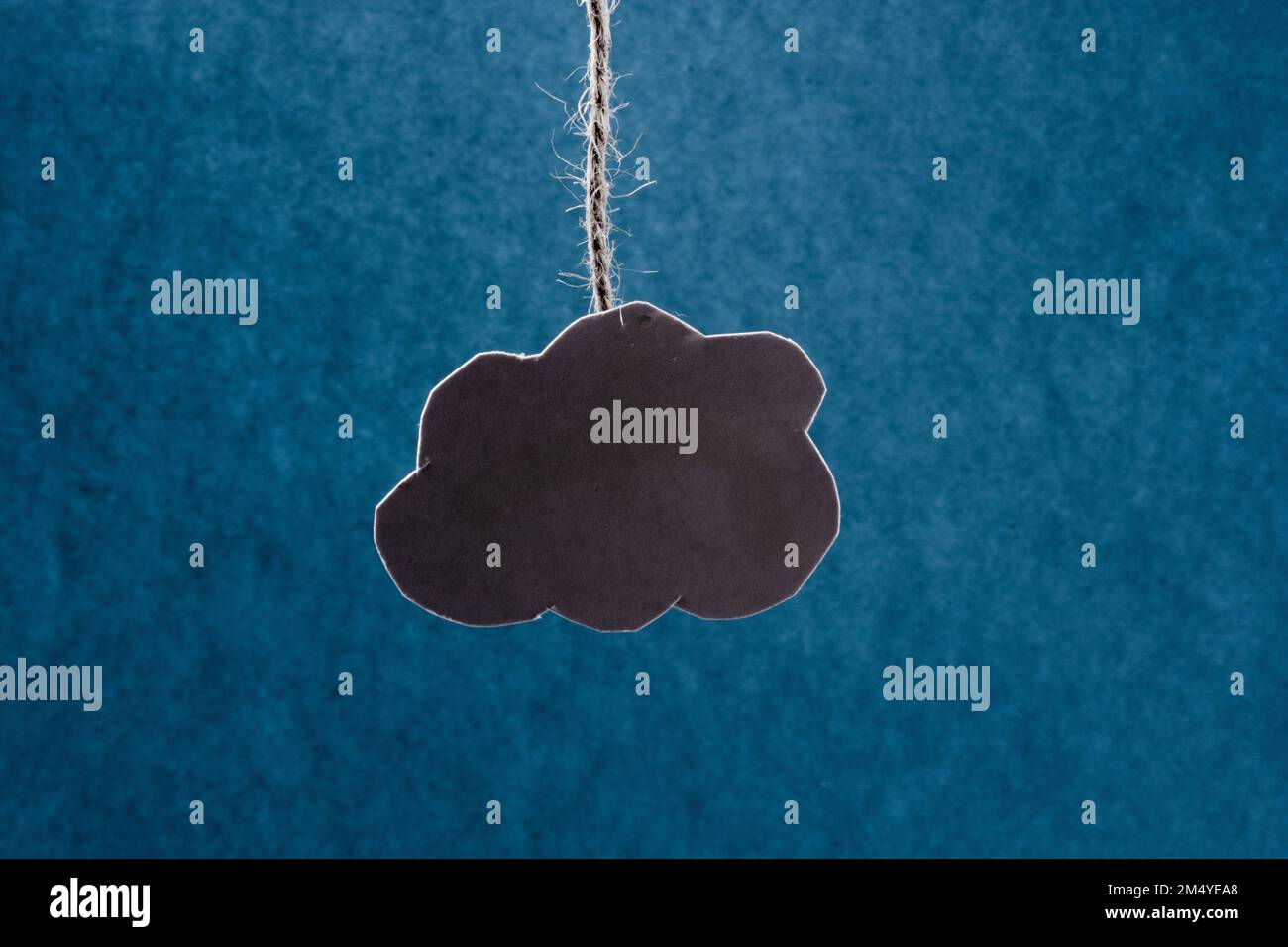 Schwarze Wolke auf blauem Hintergrund Stockfoto
