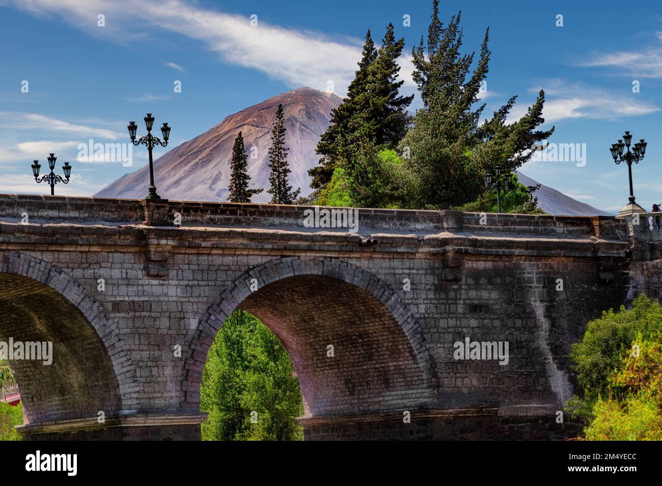 Die berühmte Puente Grau Bridge in Arequipa in Peru mit dem schneelosen Vulkan Misti im Hintergrund. Stockfoto