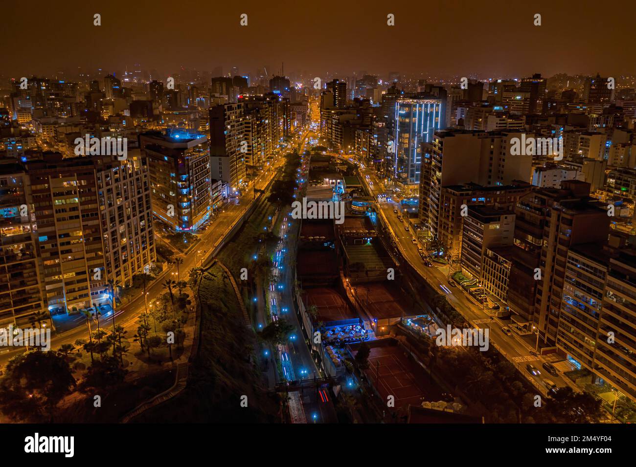 Der Miraflores-Bezirk Lima, die Hauptstadt Perus, bei Nacht aus der Vogelperspektive. Stockfoto