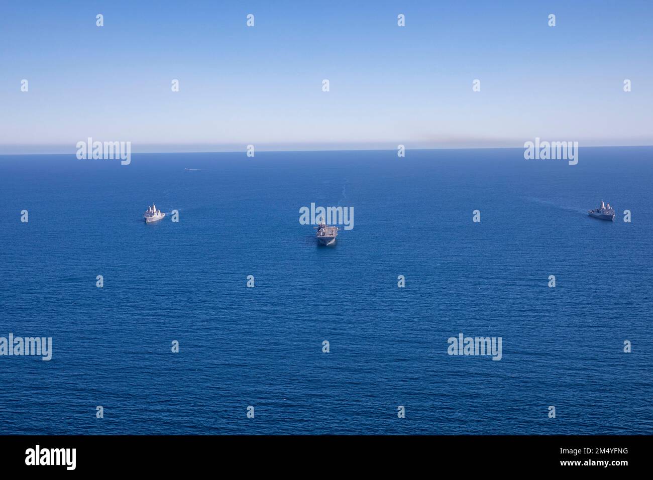 PAZIFIK (12. November 2022) - Makin Island Amphibious Ready Group (ARG) segelt in einer Formation, 12. November 2022. Die Mobilität und Nachhaltigkeit, die Amphibienplattformen bieten, ermöglichen es dem Marine-Marine-Team, die Reichweite unserer Fähigkeiten zu erweitern. Die 13. Marine Expeditionary Unit wird von der Makin Island Amphibious Ready Group angeflogen, die aus dem Amphibienschiff USS Makin Island (LHD 8) und den Amphibienanlegestellen USS Anchorage (LPD 23) und der USS John P. Murtha (LPD 26) besteht und Routineeinsätze in der US-3.-Flotte durchführt. (USA Marinekorps Foto von Sergeant Brendan Custer) Stockfoto