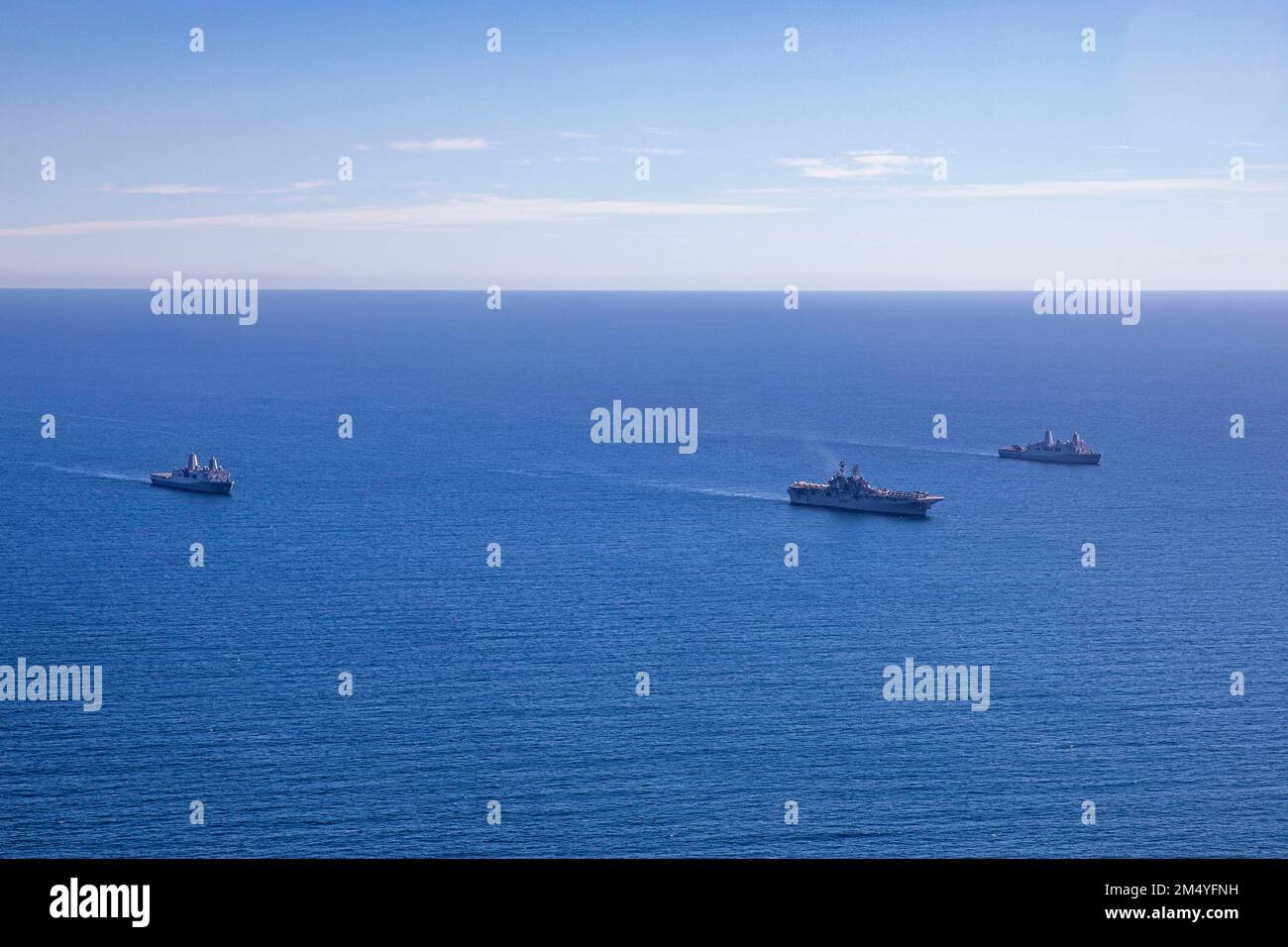 PAZIFIK (12. November 2022) - Makin Island Amphibious Ready Group (ARG) segelt in einer Formation, 12. November 2022. Die Mobilität und Nachhaltigkeit, die Amphibienplattformen bieten, ermöglichen es dem Marine-Marine-Team, die Reichweite unserer Fähigkeiten zu erweitern. Die 13. Marine Expeditionary Unit wird von der Makin Island Amphibious Ready Group angeflogen, die aus dem Amphibienschiff USS Makin Island (LHD 8) und den Amphibienanlegestellen USS Anchorage (LPD 23) und der USS John P. Murtha (LPD 26) besteht und Routineeinsätze in der US-3.-Flotte durchführt. (USA Marinekorps Foto von Sergeant Brendan Custer) Stockfoto