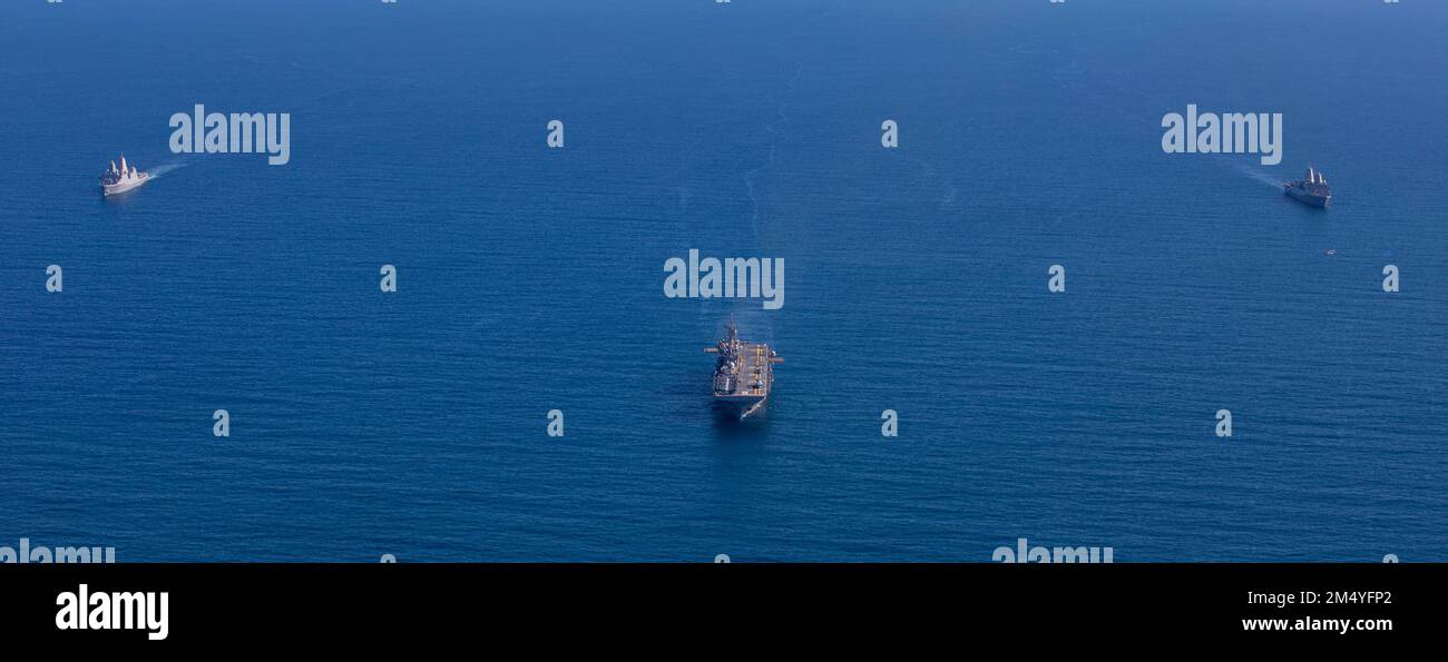 PAZIFIK (12. November 2022) - Makin Island Amphibious Ready Group (ARG) segelt in einer Formation, 12. November 2022. Die Mobilität und Nachhaltigkeit, die Amphibienplattformen bieten, ermöglichen es dem Marine-Marine-Team, die Reichweite unserer Fähigkeiten zu erweitern. Die 13. Marine Expeditionary Unit wird von der Makin Island Amphibious Ready Group angeflogen, die aus dem Amphibienschiff USS Makin Island (LHD 8) und den Amphibienanlegestellen USS Anchorage (LPD 23) und der USS John P. Murtha (LPD 26) besteht und Routineeinsätze in der US-3.-Flotte durchführt. (USA Marinekorps Foto von Sergeant Brendan Custer) Stockfoto