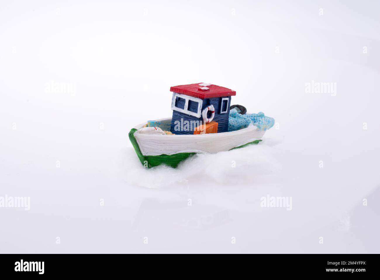 Kleines Schiff-Modell auf einem weißen Hintergrund Stockfoto