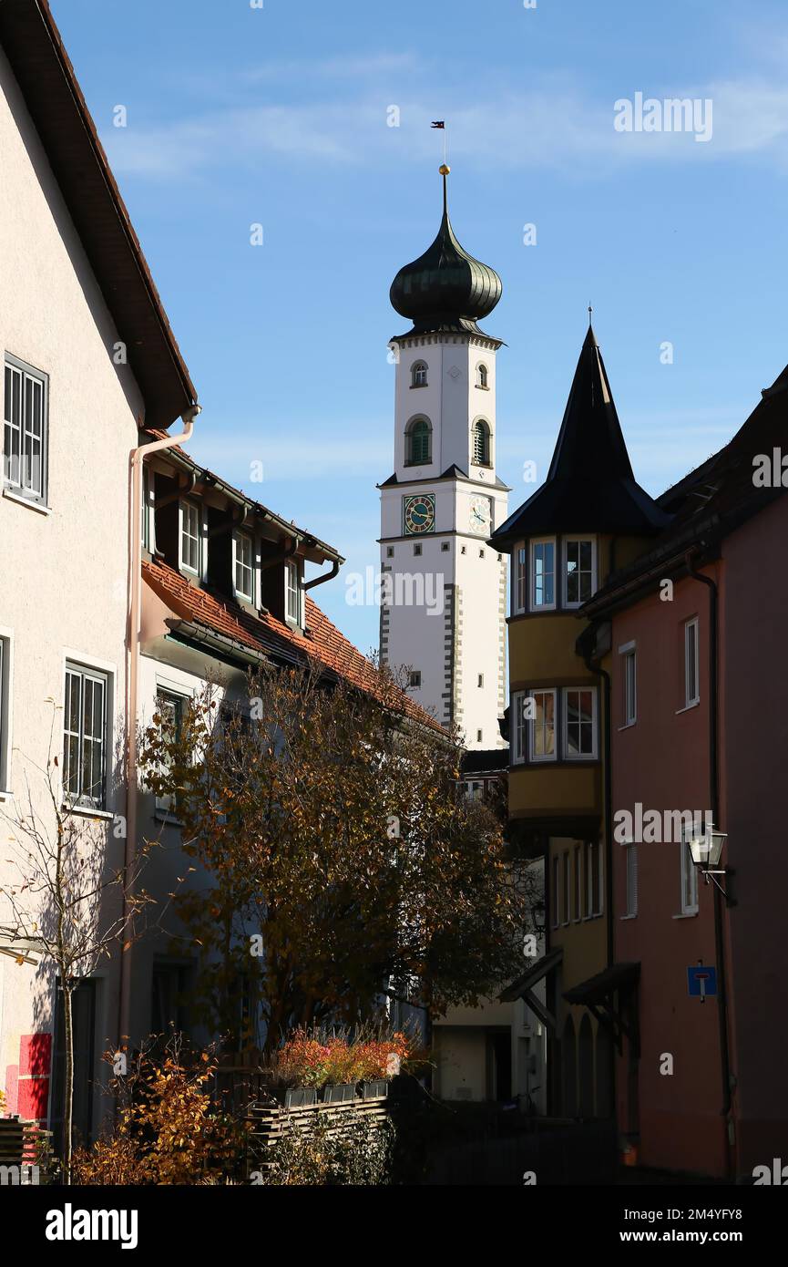 Die historische Altstadt von Isny im Allgaeu mit Blick auf den Blaserturm. Isny im Allgaeu, Ravensburg, Tuebingen, Baden-Württemberg, Deutschland Stockfoto