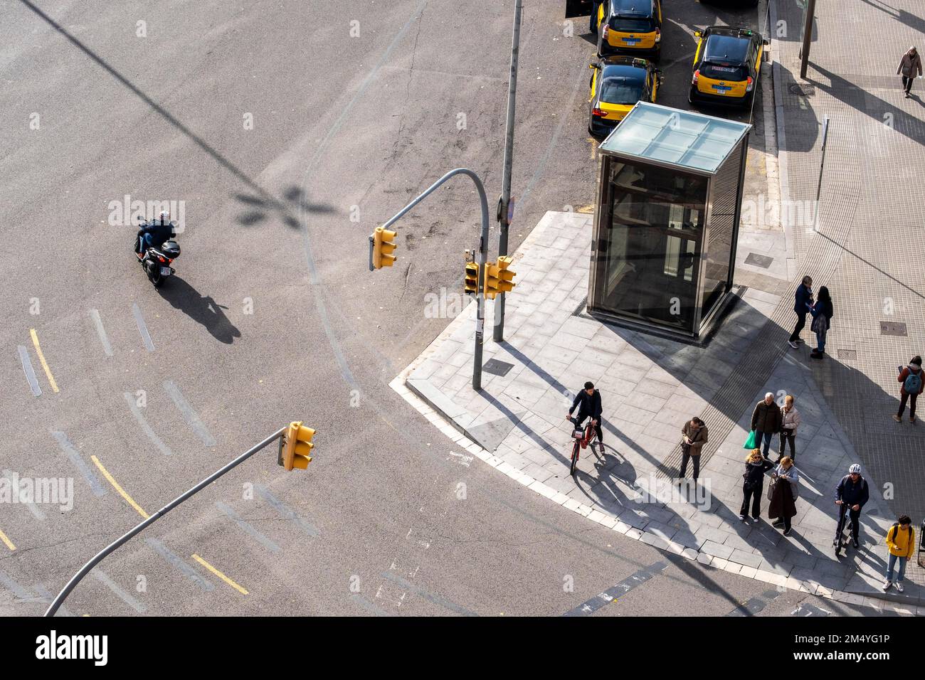 Luftaufnahme einer Straße mit Autos und Fußgängern in Barcelona Stockfoto
