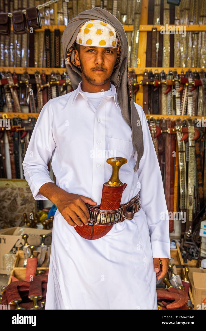 Traditionell gekleideter Mann in einem Laden für Gänseblümchen oder Jambiya, Najran, Königreich Saudi-Arabien Stockfoto