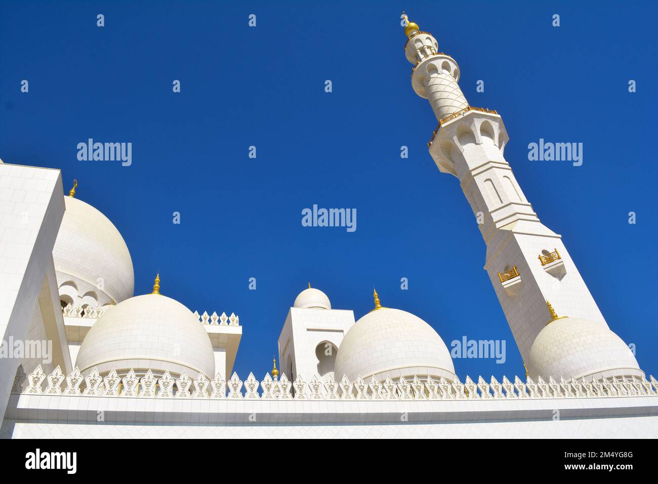 Abu Dhabi, Vereinigte Arabische Emirate (VAE), Dezember 2022: Außenansicht der wunderschönen Scheich-Zayid-Moschee Stockfoto