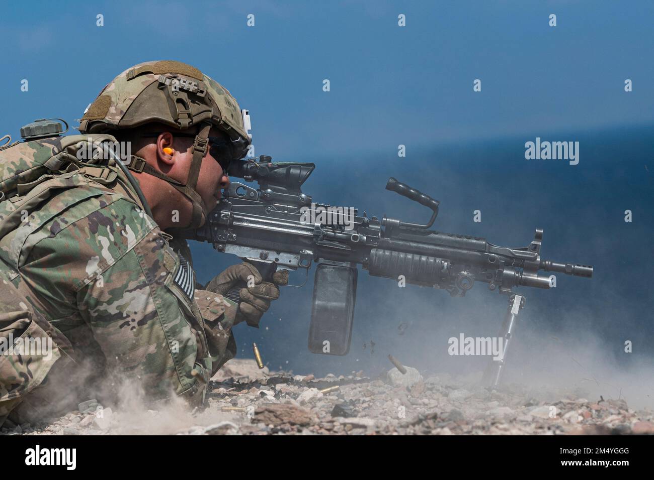 USA Soldaten der Nationalgarde der Task Force Wolfhound, East Africa Response Force (EARF), führen am 30. November 2022 in Arta Beach, Dschibuti, ein Schießtraining aus. Die EARF bietet ein breites Spektrum rasch verlegbarer militärischer Fähigkeiten zum Schutz amerikanischer Interessen auf dem afrikanischen Kontinent, sollte eine Bedrohung entstehen. (USA Air Force Photo von Staff Sgt. Devin M. Rumbaugh) Stockfoto