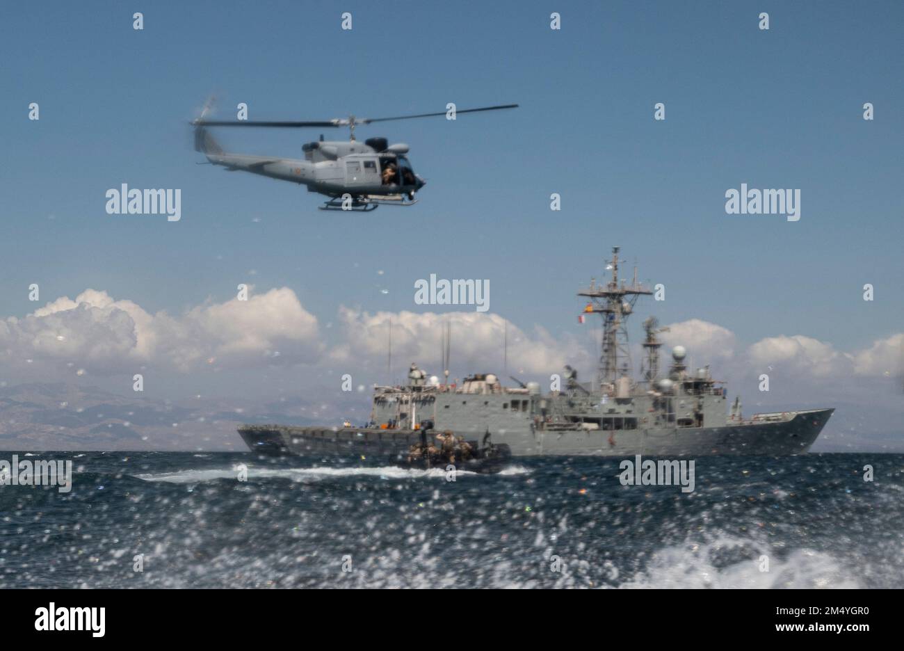 Eine spanische Navy UH-1N Twin Huey fliegt über einem starren aufblasbaren Boot und transportiert Seeleute der spanischen Special Operation Maritime Team Unit (SOMTU) zur Fregatte der Santa Maria-Klasse ESPS Santa Maria (F81), während sie im Golf von Aden am 3. Dezember 2022 während der Übung Bull Shark tätig sind. Übung Bull Shark ist eine Personalerholungsübung, an der Mitglieder der Combined Joint Task Force - Horn of Africa, USA, beteiligt sind Die Marine, die spanische Marine, die spanische SOMTU und die dschibutische Küstenwache wollten die Interoperabilität zwischen gleichgesinnten Partnern in der Region stärken. (USA Air Force Foto von Senior Airman Bryan Guthrie) Stockfoto