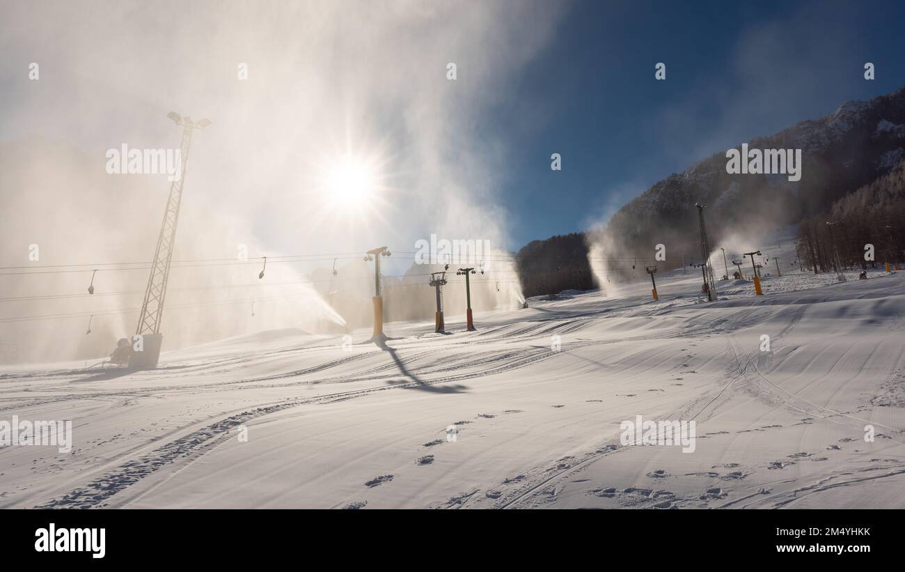 Schneemaschine, Schneekanone oder Pistole in Aktion an einem kalten, sonnigen Wintertag im Skigebiet Kranjska Gora, Slowenien Stockfoto