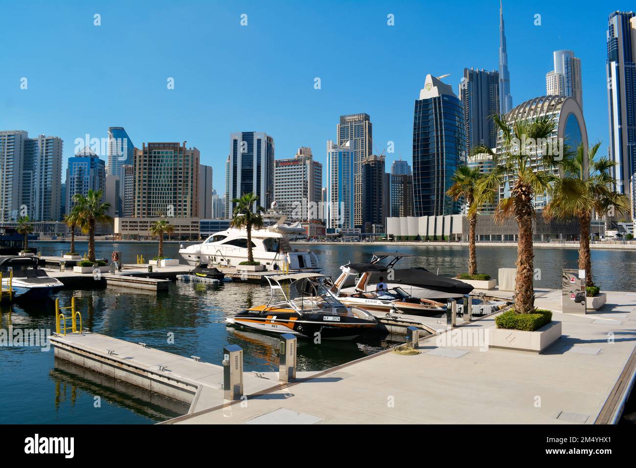 Dubai, Vereinigte Arabische Emirate (VAE), Dezember 2022: D-Marin Business Bay Marina, eine Freizeityacht Marina am Dubai Canal. Stockfoto