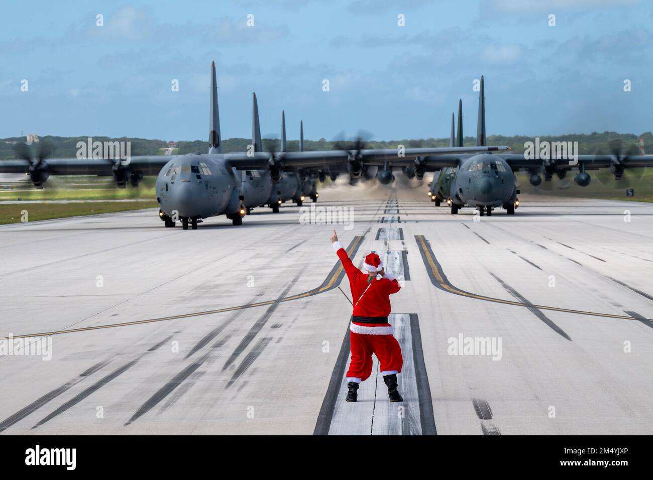 Luftwaffenstützpunkt Andersen, Guam. 10. Dezember 2022. USA Oberstleutnant Jeffrey Furnary, 36. Expeditionary Airlift Staffel, Einsatzleiter, kommuniziert über Funk mit C-130-Piloten auf dem Luftwaffenstützpunkt Andersen, Guam, Dezember. 10 Uhr, 2022 Uhr, während des Betriebs am 2022. Dezember. Eine Japan Air Self-Defense Force C-130H Hercules, die der 401. Taktischen Luftaufstandsschwadron zugeteilt wurde, Royal Australian Air Force C-130J Super Hercules, die der 37. Staffel zugeteilt wurde, Republik Korea Air Force C-130H Hercules, die der 251. Taktischen Luftstützungsschwadron zugeteilt wurde, Royal New Zealand Air Force C-130H her Stockfoto