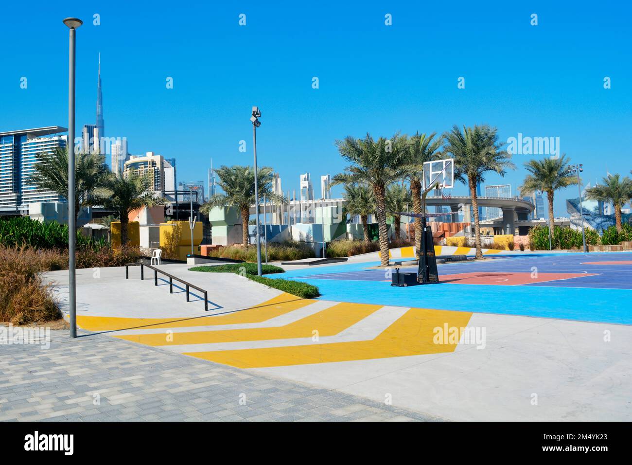 Dubai, Vereinigte Arabische Emirate (VAE), Dezember 2022: Spielplatz an der Promenade des Dubai Design District. Stockfoto