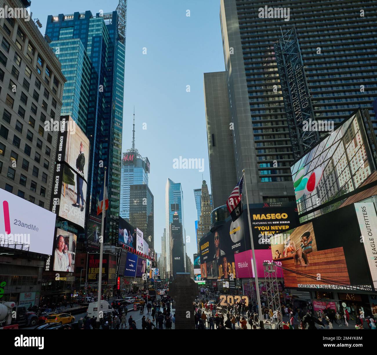 NEW YORK, NY, USA - 20. DEZEMBER 2022: Silvester 2023 Ziffern erscheinen am Times Square. Stockfoto
