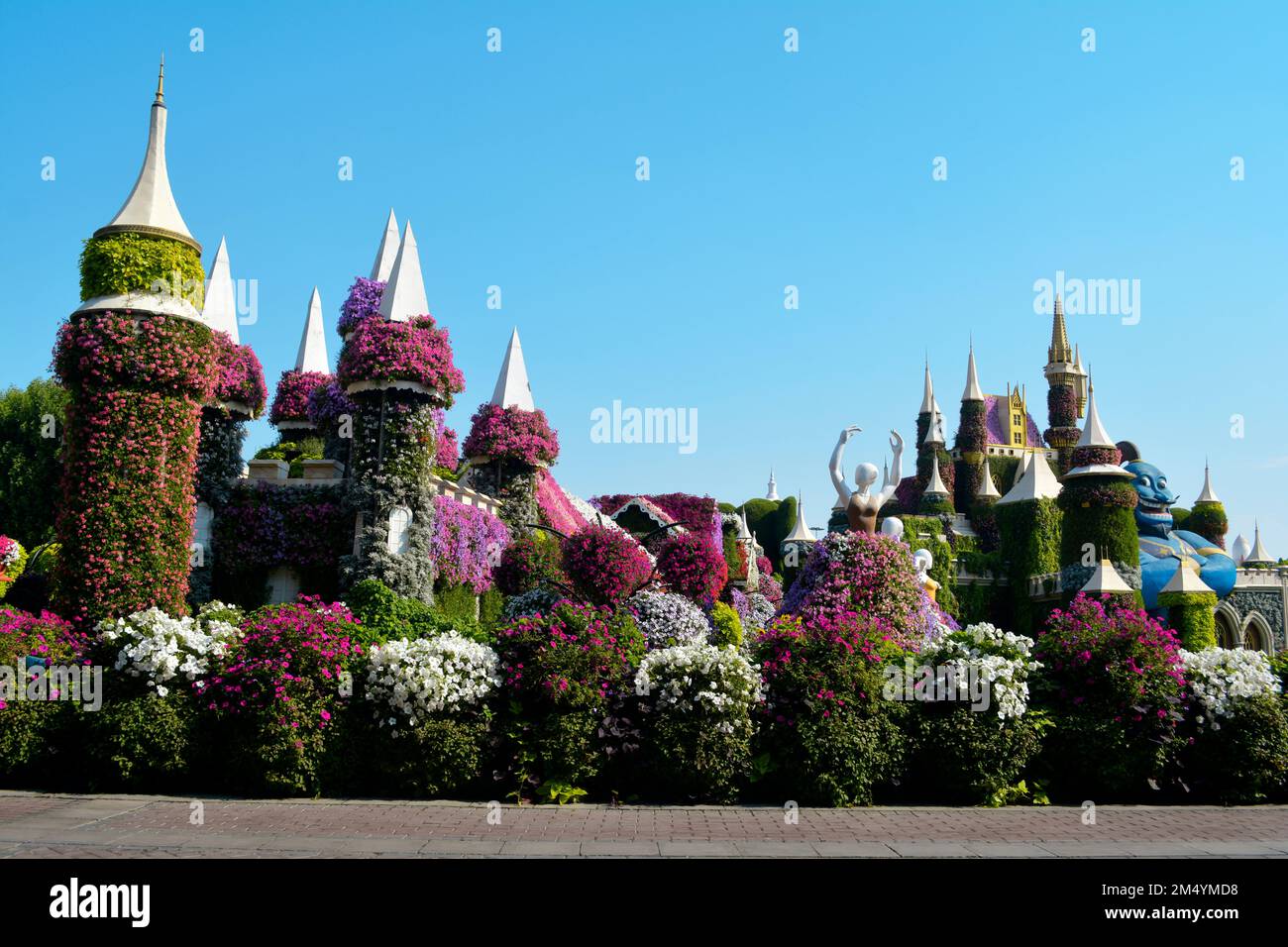 Dubai, Vereinigte Arabische Emirate (VAE), Dezember 2022: Dubai Miracle Garden, ein wunderschöner Blumengarten mit riesigen Blumenstrukturen. Stockfoto
