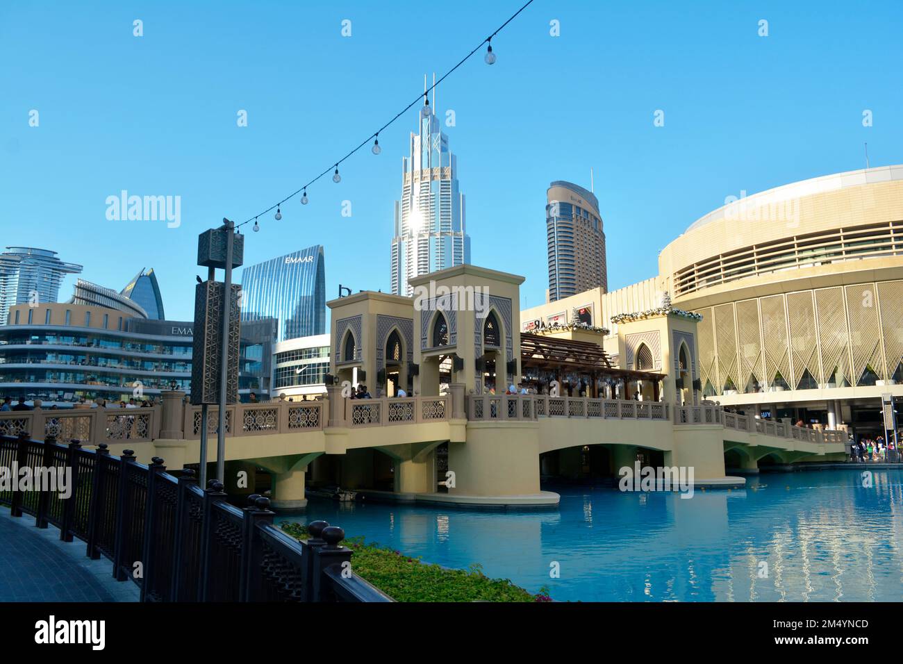 Dubai, Vereinigte Arabische Emirate (VAE), Dezember 2022: Fußgängerbrücke zwischen Souk Al Bahar und Dubai Mall über dem Burj Khalifa See Stockfoto