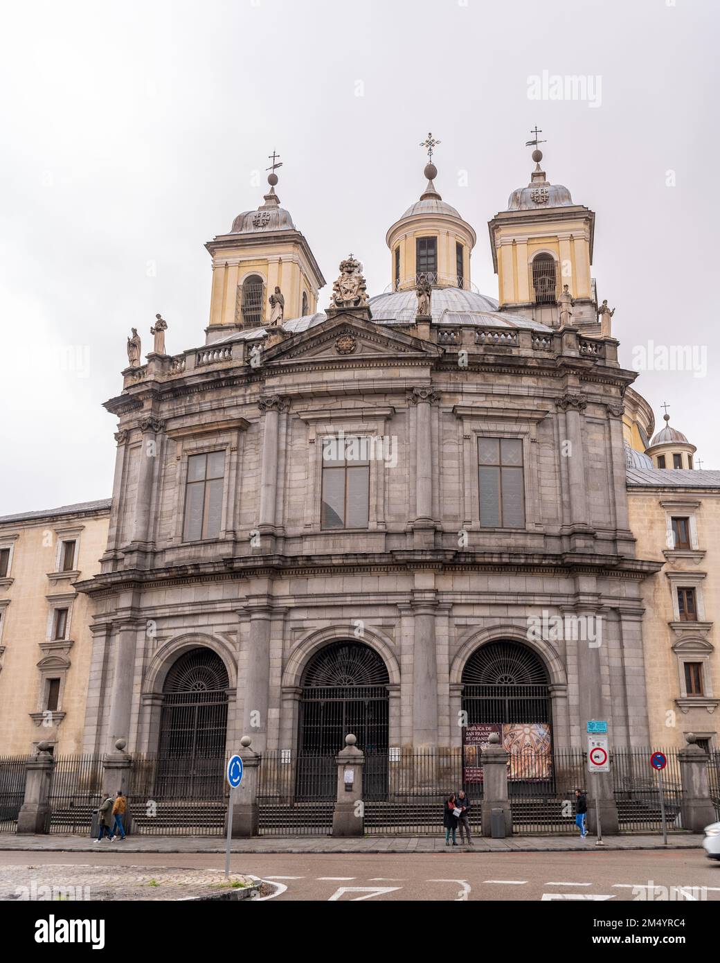 Königliche Basilika des Heiligen Franziskus die große römisch-katholische Kirche San Francisco el Grande in Madrid, Spanien, am 9. Dezember 2022 Stockfoto