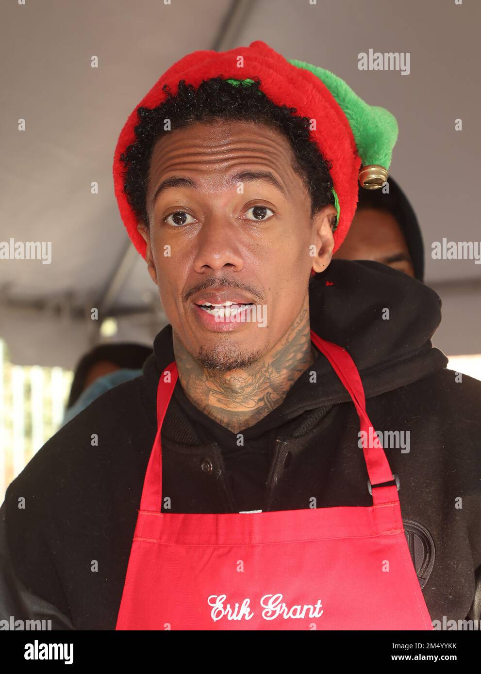 Los Angeles, Ca. 23. Dezember 2022. Nick Cannon bei der alljährlichen Weihnachts-Feed-the-Obdachlos-Veranstaltung der Los Angeles Mission am 23. Dezember 2022 in Los Angeles, Kalifornien. Kredit: Faye Sadou/Media Punch/Alamy Live News Stockfoto