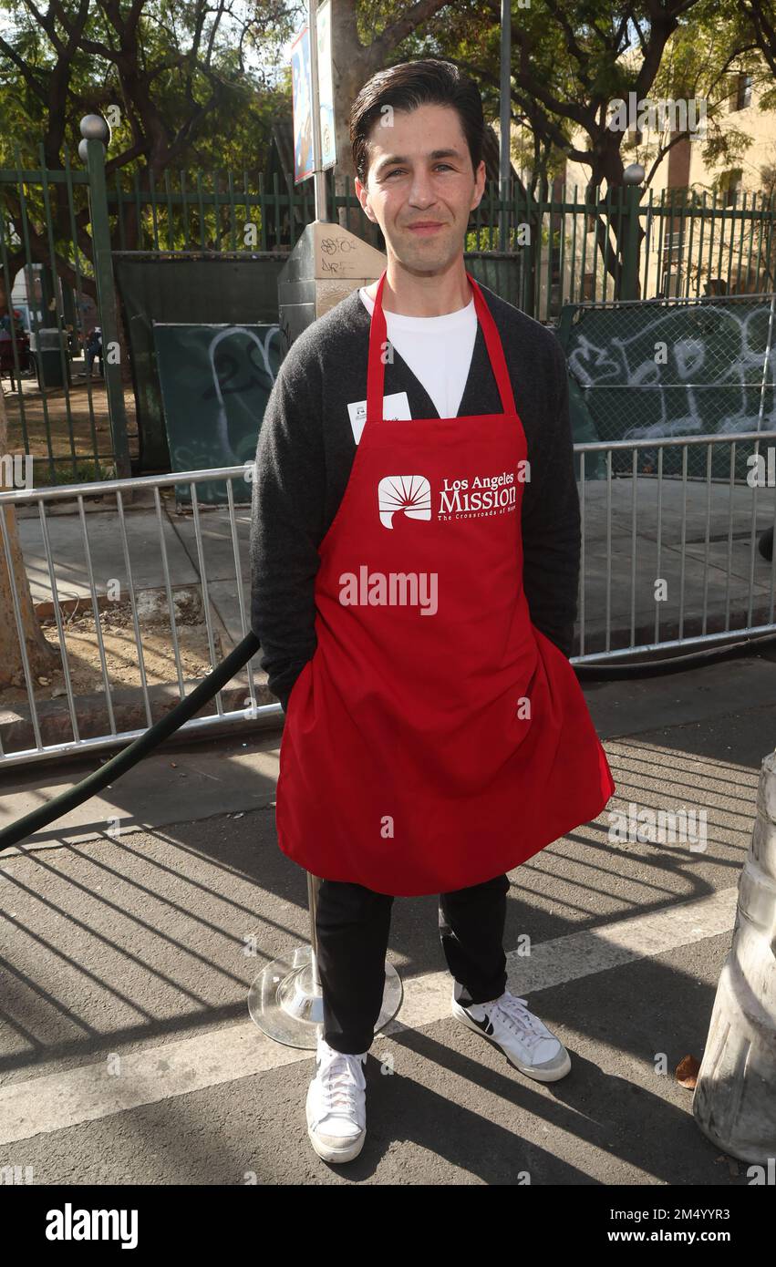 Los Angeles, Ca. 23. Dezember 2022. Josh Peck bei der alljährlichen Weihnachts-Feed-the-Obdachlos-Veranstaltung der Los Angeles Mission am 23. Dezember 2022 in Los Angeles, Kalifornien. Kredit: Faye Sadou/Media Punch/Alamy Live News Stockfoto