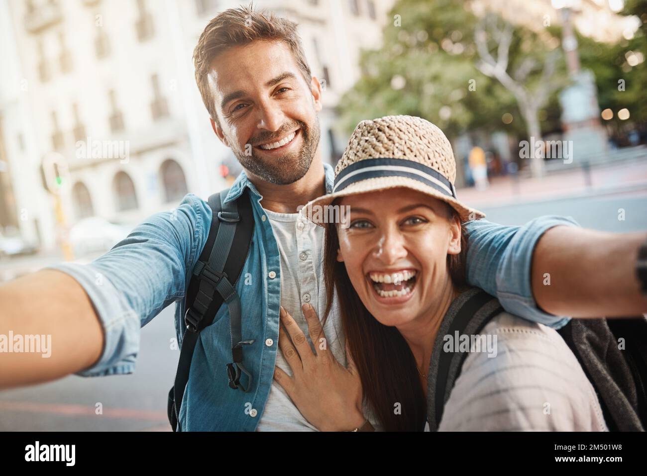 Reisen ist der perfekte Katalysator für Glück. Ein glückliches Paar, das ein Selfie macht, während es im Ausland ist. Stockfoto