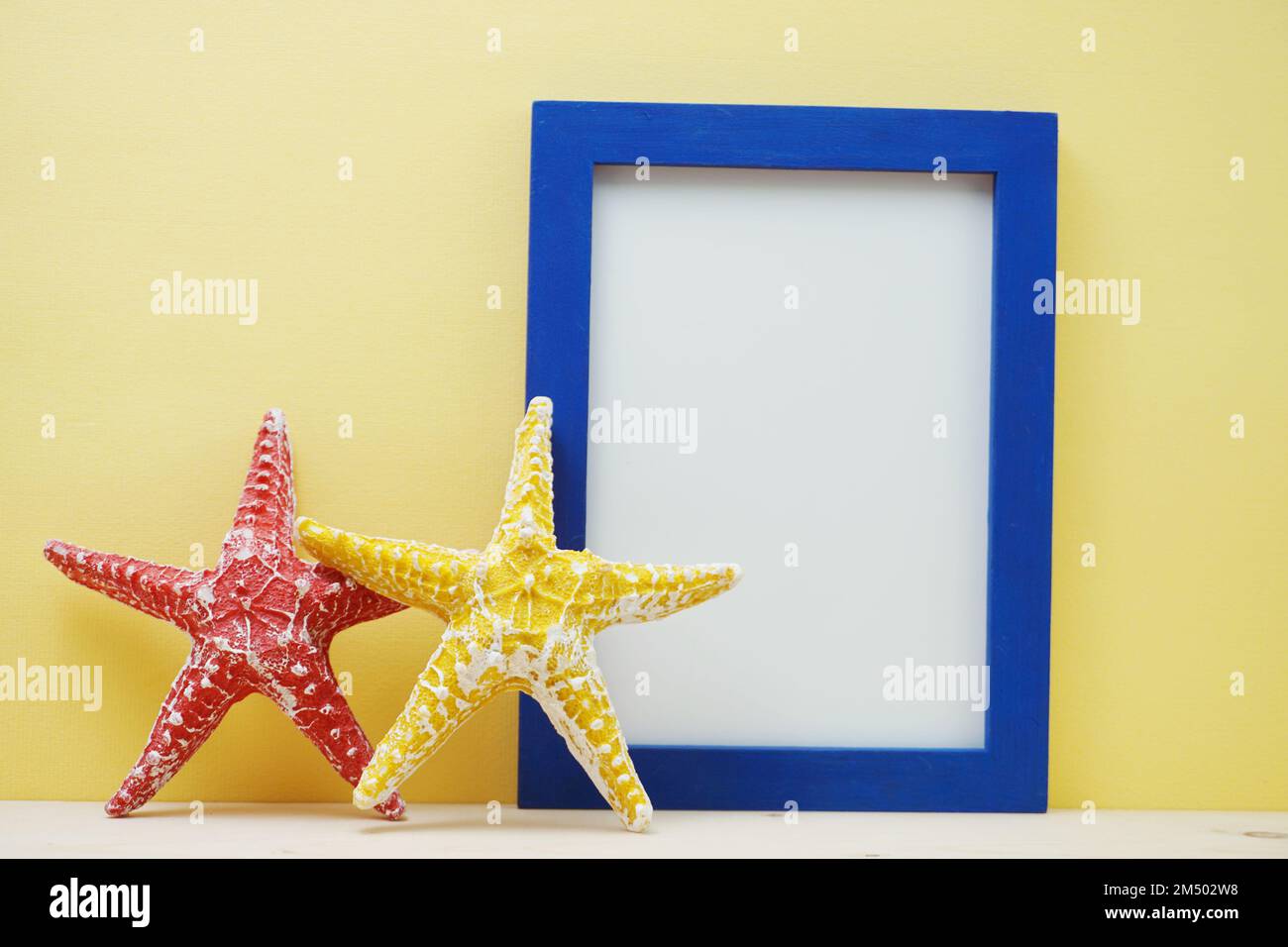 Bilderrahmen, Raum, Modell kopieren und Seesterne dekorieren Stockfoto